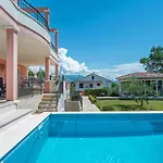 Dita - With The Pool Close To Split Kaštela