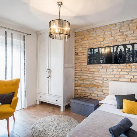 Dita - With The Pool Close To Split Apartment