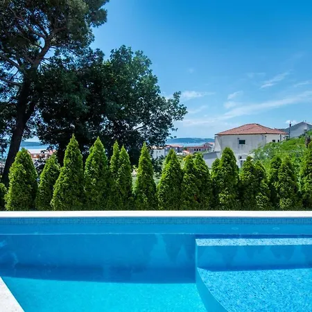 Apartment Dita - With The Pool Close To Split Kastela