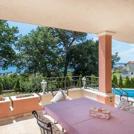 Apartment Dita - With The Pool Close To Split Kastela