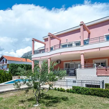 Dita - With The Pool Close To Split Apartment