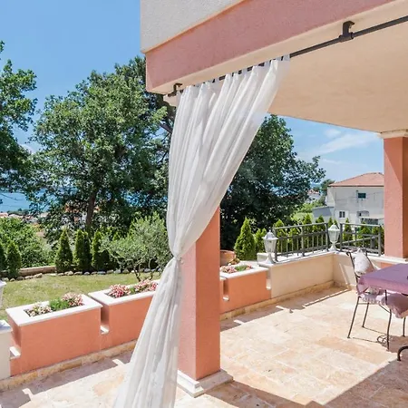 Dita - With The Pool Close To Split Apartment Kastela