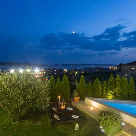 Dita - With The Pool Close To Split * Kastela
