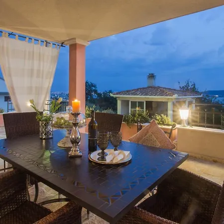 Dita - With The Pool Close To Split Apartment