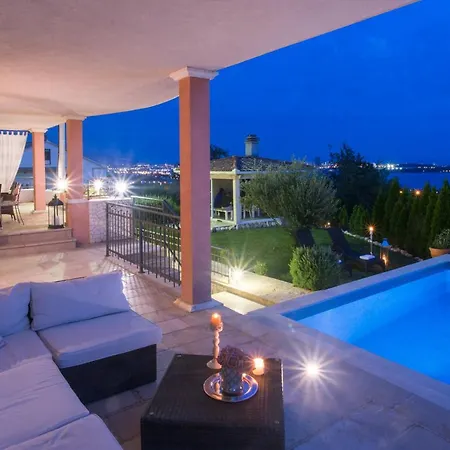 Apartment Dita - With The Pool Close To Split Kastela