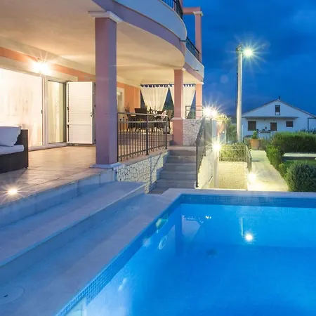 Dita - With The Pool Close To Split Apartment Kastela