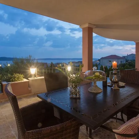 Dita - With The Pool Close To Split Apartment