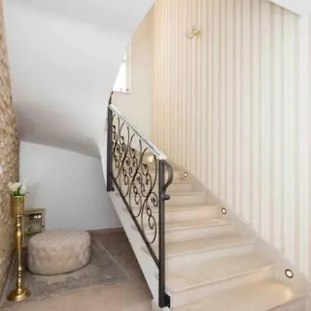 Dita - With The Pool Close To Split Apartment *