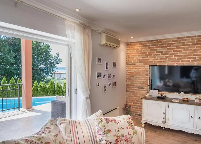 Dita - With The Pool Close To Split Apartamento